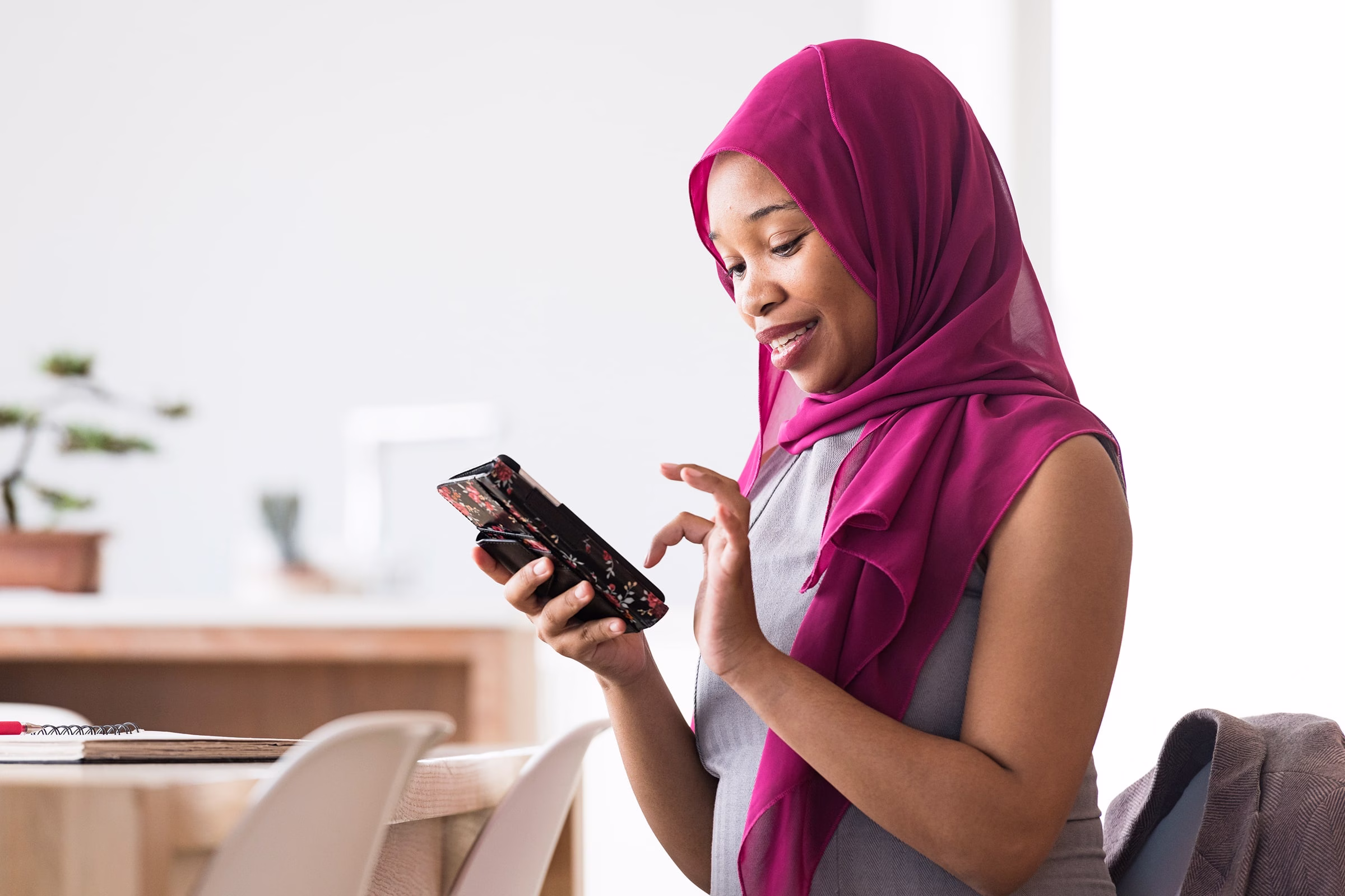 crop-iStock-895683594 Mom and App